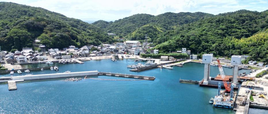 沼島漁港本港水門と防波堤