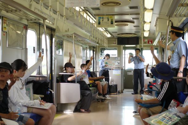 電車内での講義の様子