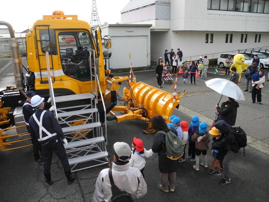 発隊式 除雪車と園児